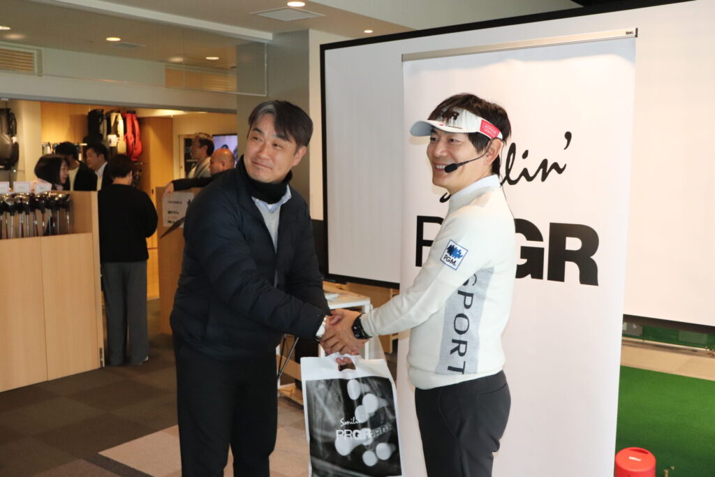 内藤雄士ツアープロコーチ 参加者様との握手風景